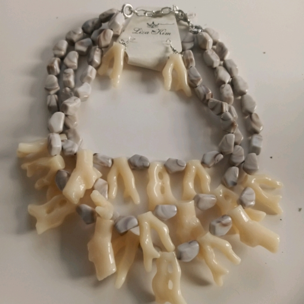 Semi precious stones and coral composite set